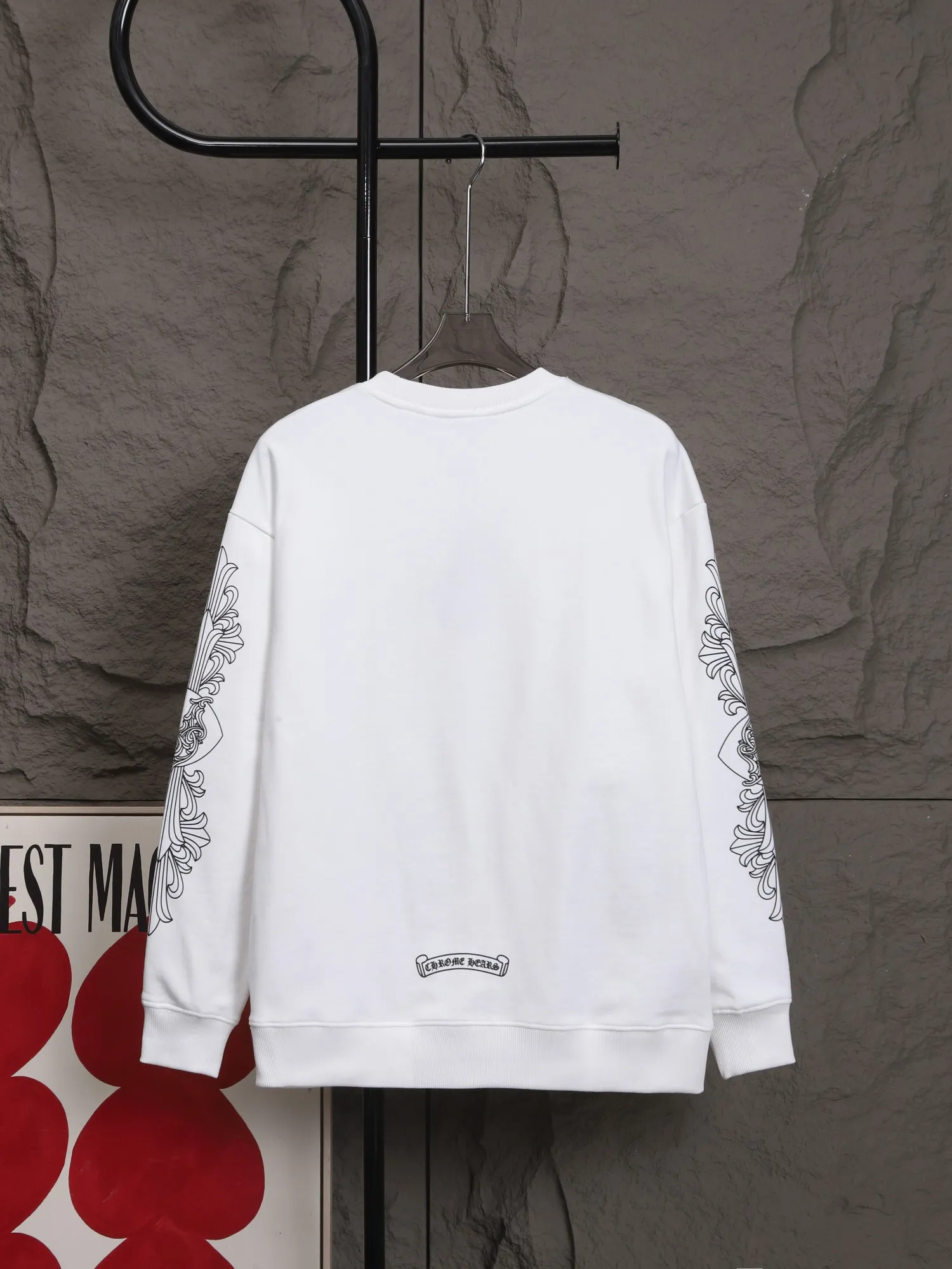 P240 top version Crow Heart Sweatshirt Controller, check it out! The DNA of this wave of outfits has moved directly!   The black model is perfect for coolness. The iconic Sanskrit on the neckline and the criss-cross arm design on the sleeves give it a dark and high-end feel. Wear it casually and you will look like a street trendy person. The white model is clean and classy, ​​simple yet with a sense of detail. It is perfect for daily pairing with jeans or overalls. It can turn into a cool trendy man or woman in an instant!   Both models have great texture and are very comfortable on the upper body. This kind of handsome and attitude-oriented item is a must-have in your autumn and winter wardrobe! #ChromeHearts #hoodiewear #trend single product #ootd